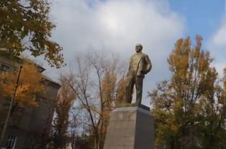 В Рубежном запретили фотографировать Ленина. ВИДЕО