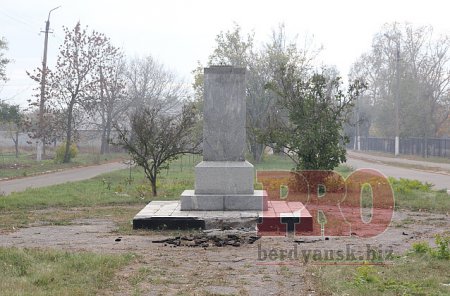 Под Бердянском снесли очередного Ленина