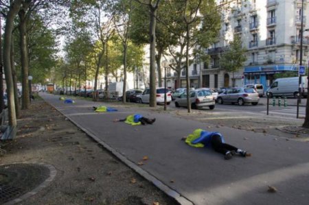 В Париже прошел флешмоб в поддержку украинцев. ФОТО