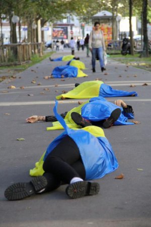 В Париже прошел флешмоб в поддержку украинцев. ФОТО