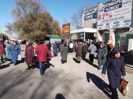 В Луганске начали выдавать пенсии - давки в очередях (фото)