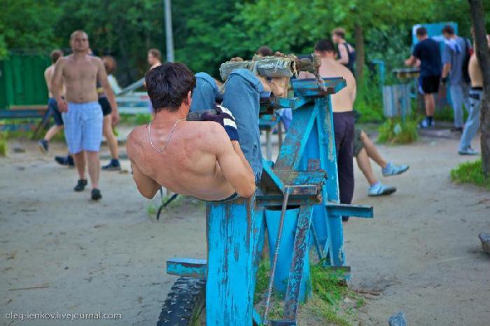 Спорт комплекс под открытым небом на берегу Днепра (22 фотографии)