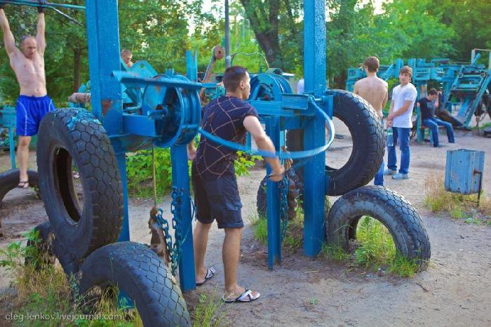 Спорт комплекс под открытым небом на берегу Днепра (22 фотографии)