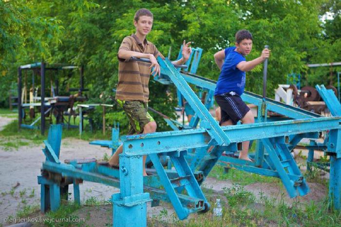 Спорт комплекс под открытым небом на берегу Днепра (22 фотографии)