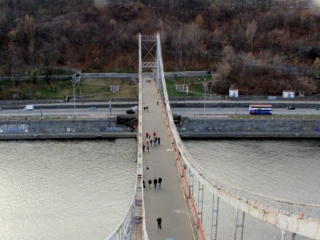 В Киев парень прыгнул с пешеходного моста