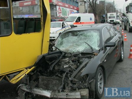 В Киеве произошло ДТП между БМВ и маршруткой (видео)