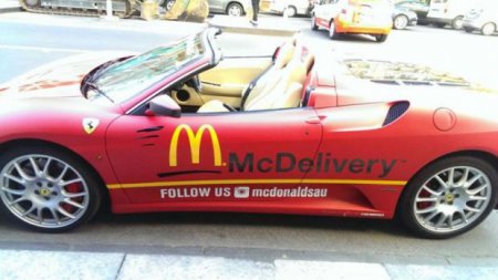 McDonald’s доставляет еду на Ferrari и Lamborghini