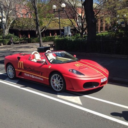 McDonald’s доставляет еду на Ferrari и Lamborghini