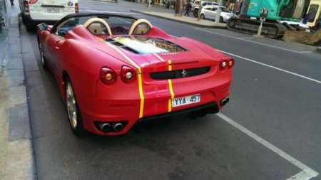 McDonald’s доставляет еду на Ferrari и Lamborghini