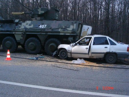 В Харьковской области произошло ДТП с участием легкового автомобиля и БТР