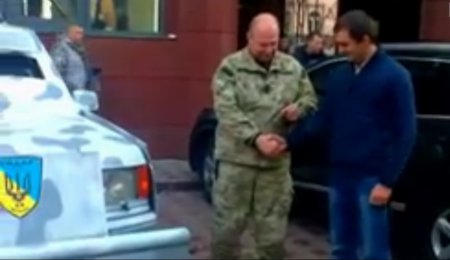 Айдаровцам подарили бронированный внедорожник. ВИДЕО