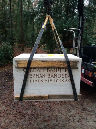 В Мюнхене восстановили памятник на могиле Бандеры