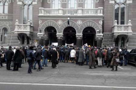 Сотни обманутых вкладчиков пикетируют Нацбанк.