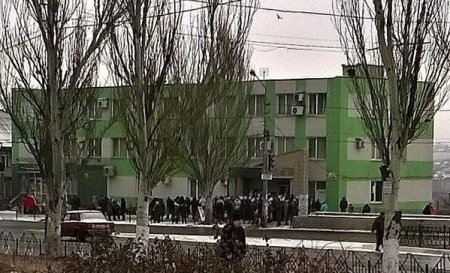 В Макеевке боевики выдавали пособие - на всех не хватило (фото)