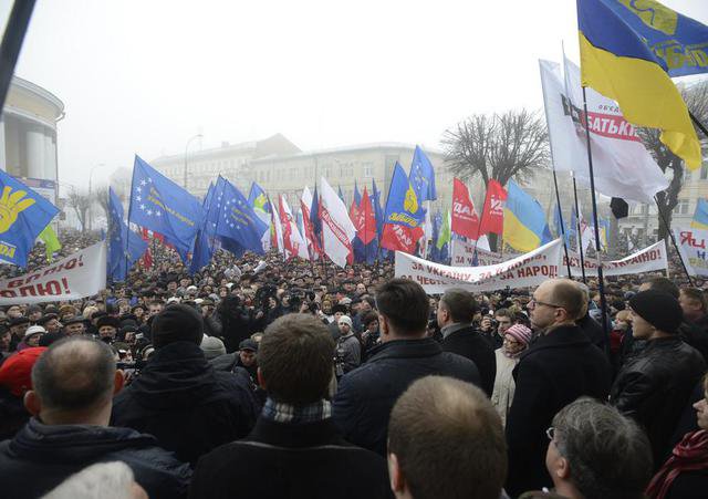 В центре Винницы митингующие устанавливают протестные палатки