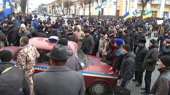 В центре Винницы митингующие устанавливают протестные палатки