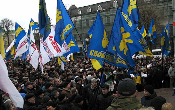 В центре Винницы митингующие устанавливают протестные палатки