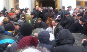 В центре Винницы митингующие устанавливают протестные палатки