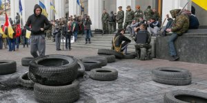 В Киеве начался «финансовый Майдан»: заемщики сносят в Верховную Раду покрышки