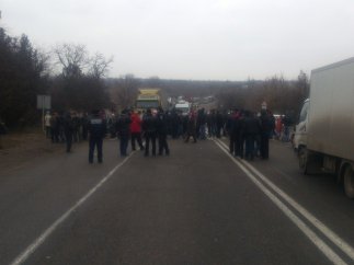 Жители села Половинки Николаевской области перекрыли международную трассу