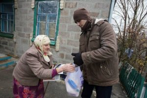 Волонтеры: на Донбассе люди мрут от голода и не только в 