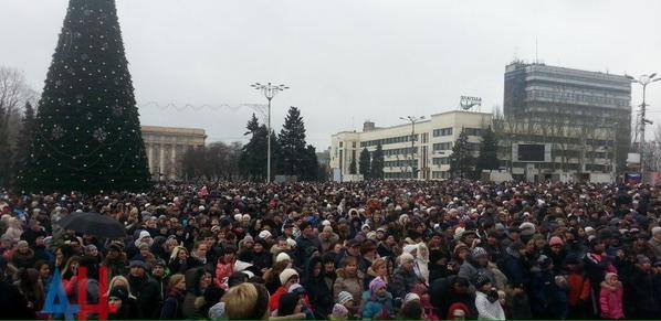 Жители Донецка решили поддержать террористов танцем (фото)