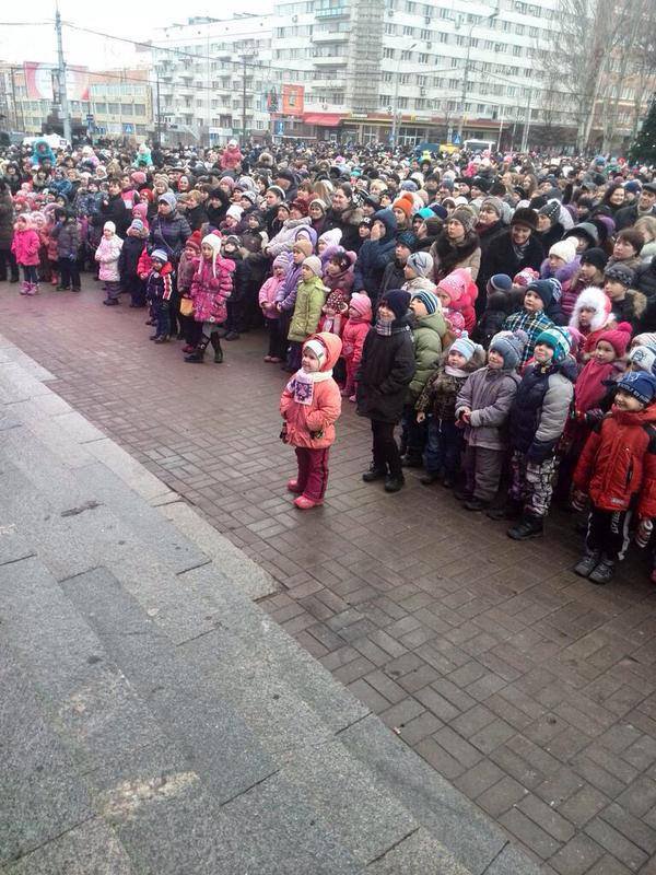 Жители Донецка решили поддержать террористов танцем (фото)