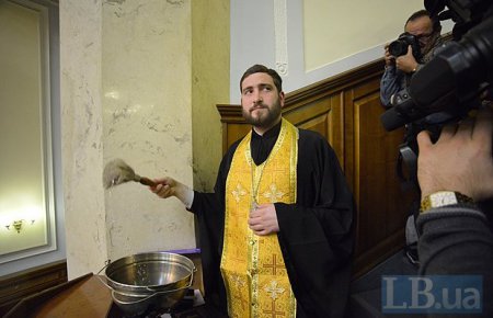 В Раде места, где сидели коммунисты, священник полил святой водой. ФОТО