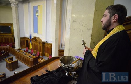 В Раде места, где сидели коммунисты, священник полил святой водой. ФОТО