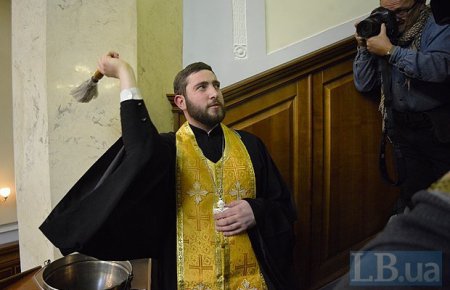 В Раде места, где сидели коммунисты, священник полил святой водой. ФОТО