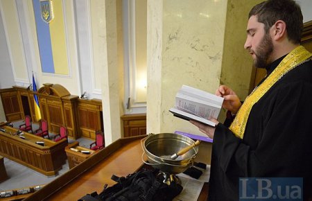 В Раде места, где сидели коммунисты, священник полил святой водой. ФОТО