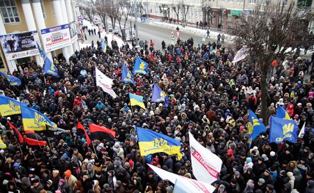 В центре Винницы митингующие устанавливают протестные палатки