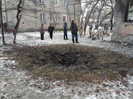 В сети Интернет опубликовали фото посеченного снарядами района Донецка. ФОТО