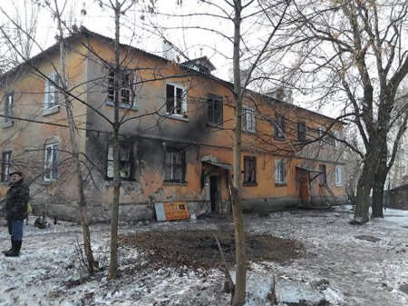 В сети Интернет опубликовали фото посеченного снарядами района Донецка. ФОТО