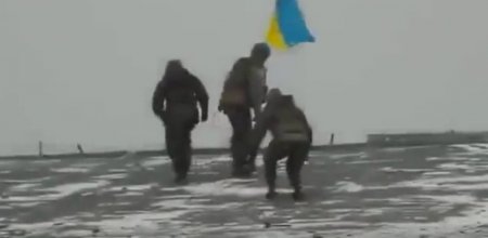 В Интернете появилось еще одно видео как вывешивали украинский флаг на крыше аэропорта в Донецке. ВИДЕО