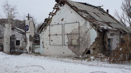 Разрушенный Первомайск под контролем боевиков (фото)