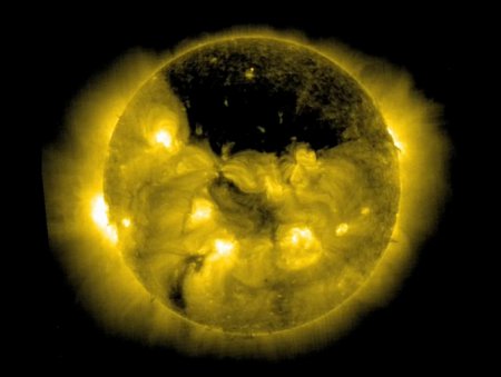 NASA зафиксировали на Солнце огромную корональную дыру. ВИДЕО