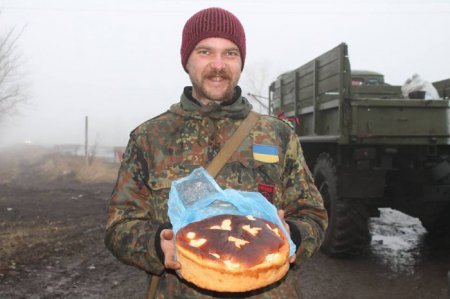 Дети накормили солдат караваями