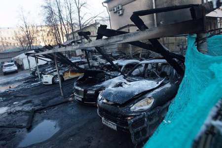 В Москве на парковке сгорело 15 элитных автомобилей. ФОТО