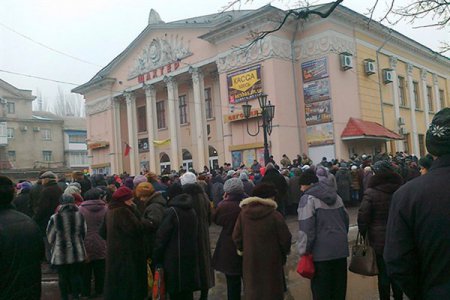 Как горловчане стоят в огромных очередях за гуманитаркой (видео)