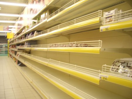 Крупные поставщики продовольствия отказываются завозить продукцию в российские магазины