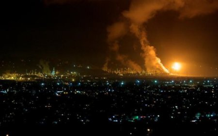 В Калифорнии случился пожар на заводе Chevron. ФОТО