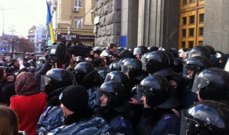 В Харькове пикетируют горсовет с требованием отставки Кернеса