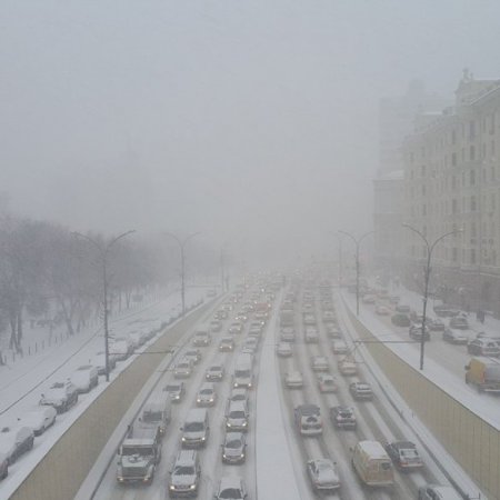 В Москве сильные снегопады привели к пробкам и многочисленным авариям. ФОТО