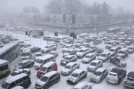 В Москве сильные снегопады привели к пробкам и многочисленным авариям. ФОТО