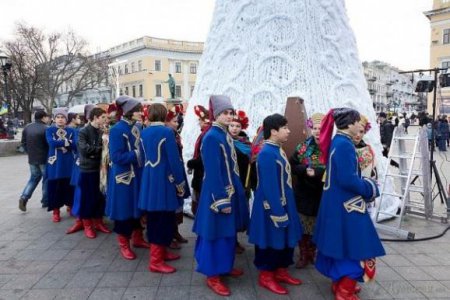 В Одессе хороводят вокруг синтепоновой “ёлки”