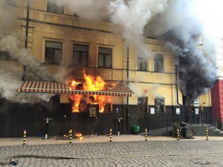 В Киеве горит ресторан. ВИДЕО