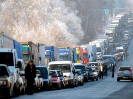 На границе с Крымом доведенные до отчаяния водители конфликтуют с пограничниками