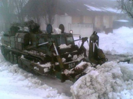 К расчистке дорог от снега на Одесчине подключили украинских военных. ФОТО