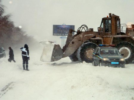 За сутки спасатели освободили из снежного плена 3,5 тыс. машин